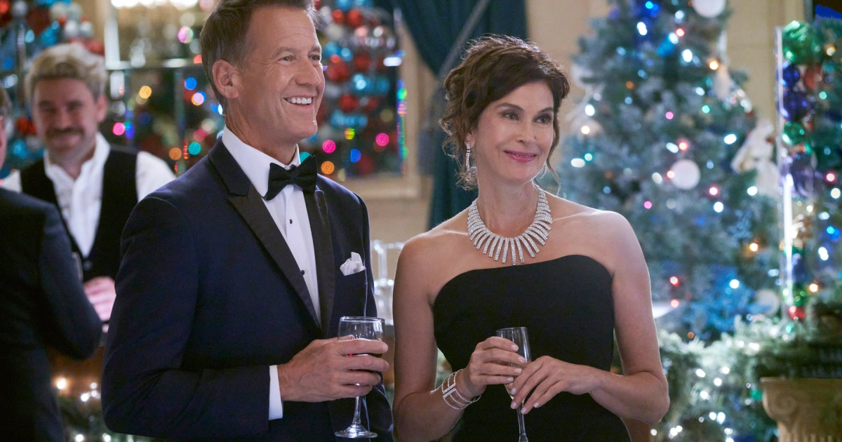 James Denton & Teri Hatcher dans "A kiss before Christmas" (2021)